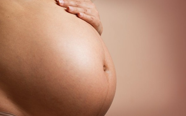 高龄妇女做试管婴儿还是自然怀孕风险小助孕率高